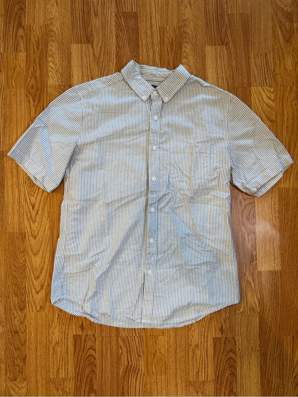 Forever 21 Men's White and Light Blue Striped Short Sleeve Button-Down Shirt